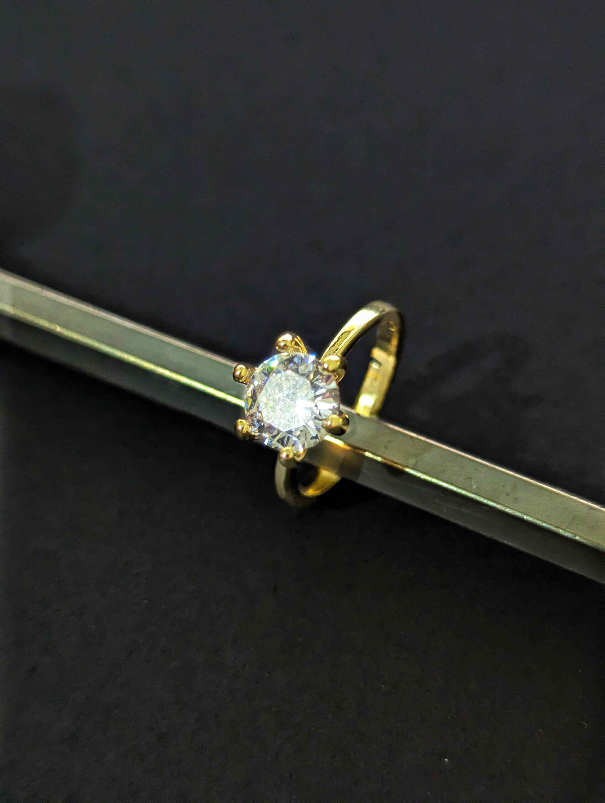 Beautiful Classic Design 6 Claw Setting Rings Flower Basket Golden Ring for girls / women Beautiful Luxury ring