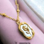 1pc Elegant And Fashionable Rose Carving Design 18k Gold Plated Stainless Steel Pendant Necklace With Rose Decoration, For girls and Women